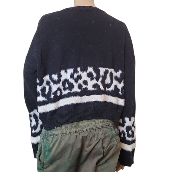 EXPRESS Black White Cheetah Print Cropped Sweater Women Size M - Picture 2 of 4